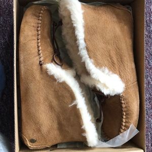 UGG SLIPPERS